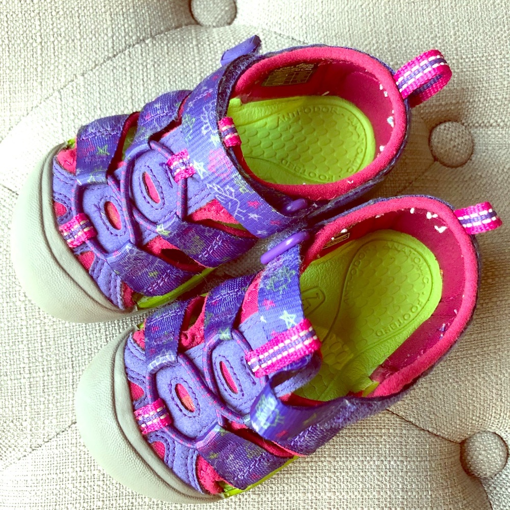 Toddler girls size 7 Keens. Like new!